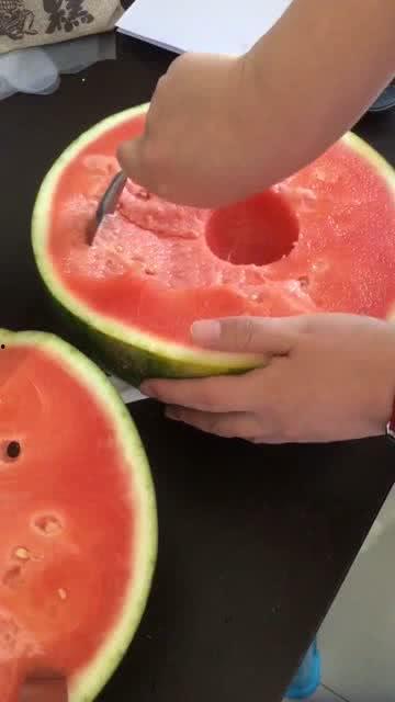 在吃瓜被别人发现,吃瓜时刻被捕捉，尴尬瞬间引热议