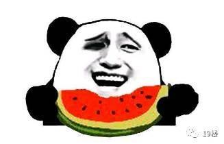 在吃瓜被别人发现,吃瓜时刻被捕捉,尴尬瞬间引热议