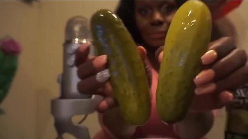 黑人大妈吃磺酸瓜