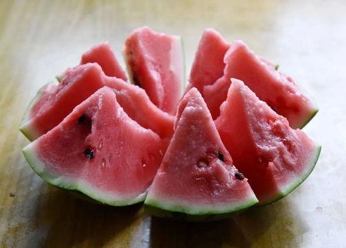 电梯吃瓜被抢瓜,吃瓜群众抢瓜大战